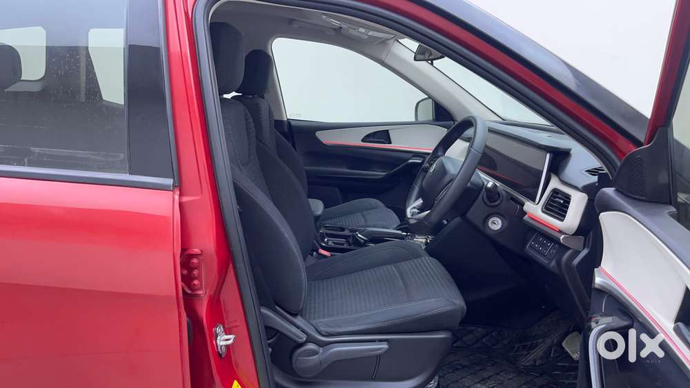 Mahindra Xuv700 2.0 Ax 5 Petrol At Str, 2023, Petrol