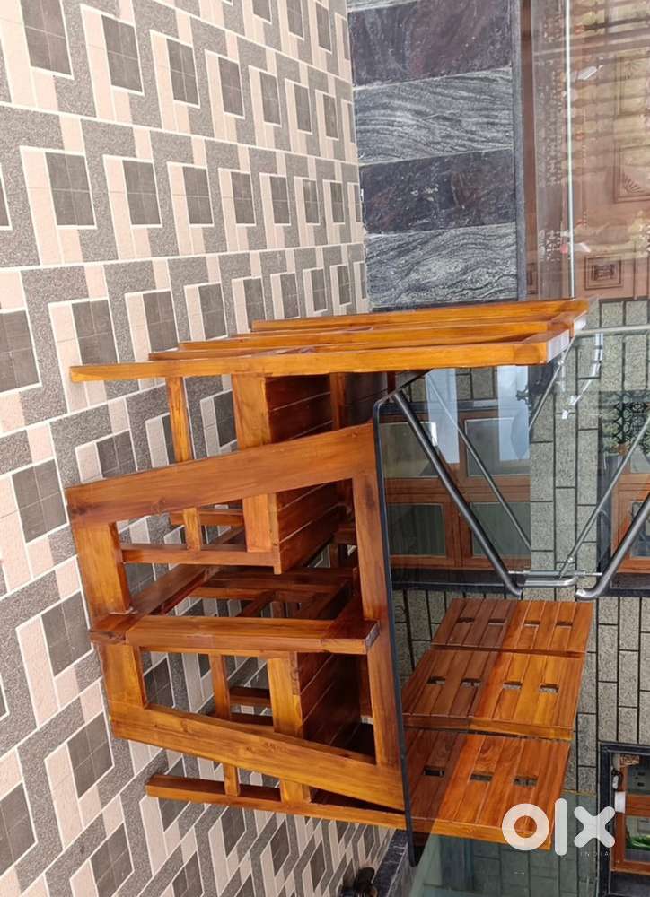 ದಿಂಣ್ಣಿಗ್ ಟೇಬಲ್ ವಿಥ್ wood