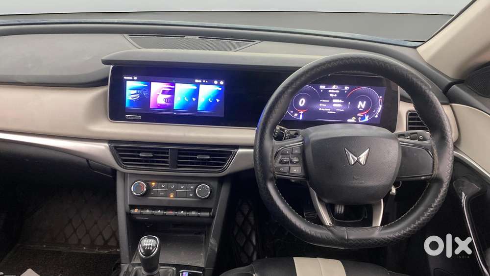 Mahindra Xuv700 2.0 Ax 5 Petrol Mt Str, 2022, Petrol