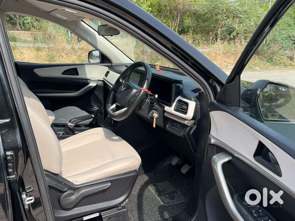 Mahindra Xuv700 Ax 5 Petrol Mt 7 Str (e), 2023, Petrol