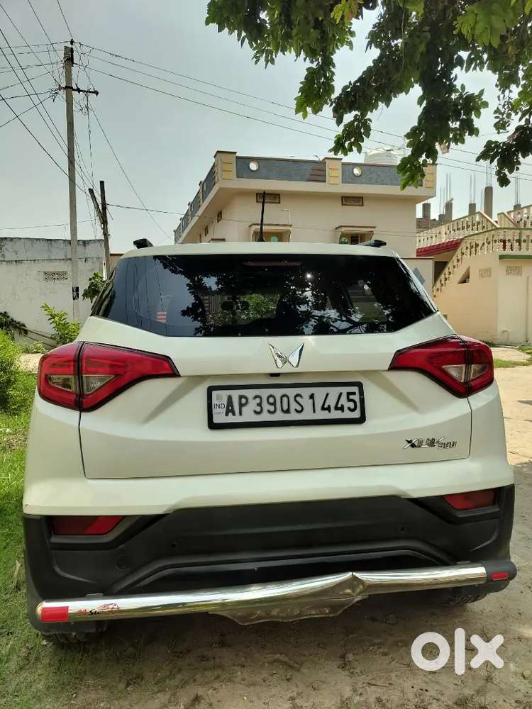 Mahindra Xuv300 Mid Variant | Sunroof | White | Excellent Condition |