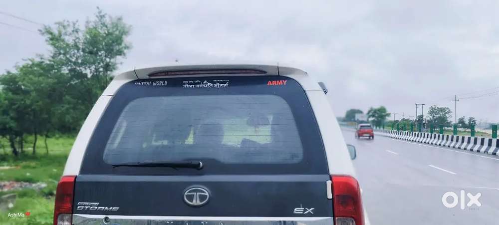 Tata Safari Storme 2015