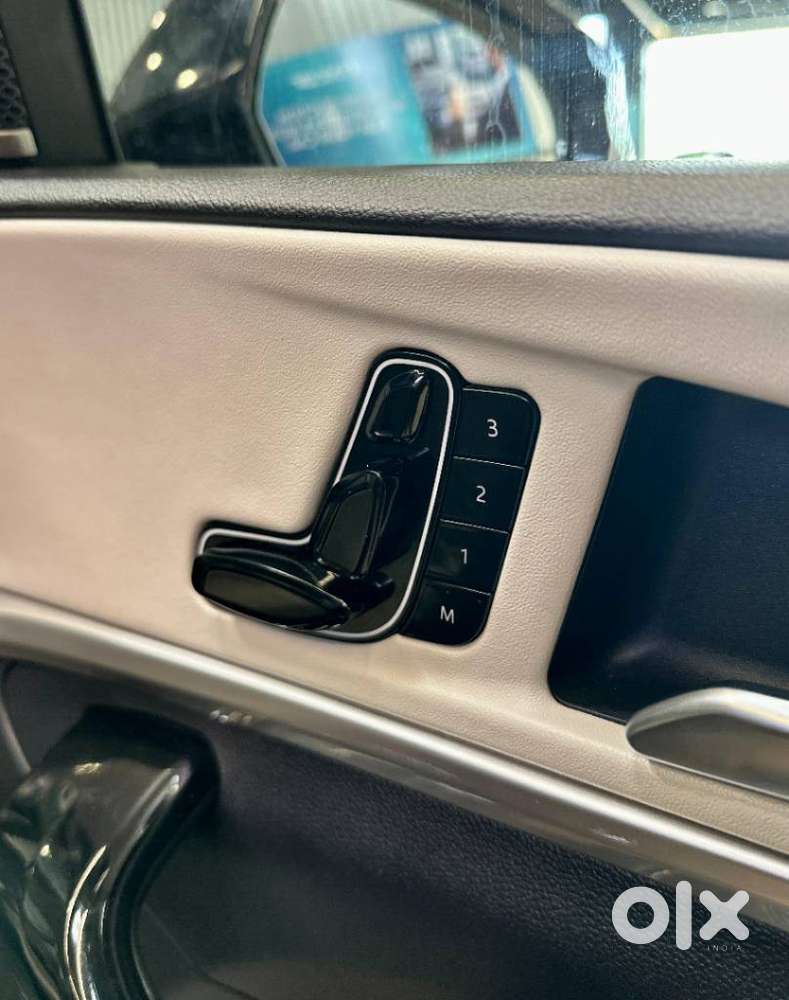 Mahindra Xuv700 2.2 Ax 7 Diesel Mt Luxury Pack Str, 2025, Diesel