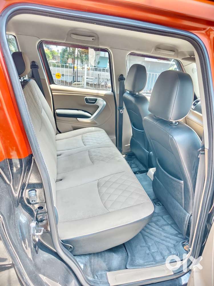 Mahindra Tuv 300 T10 Amt Dual Tone, 2017, Diesel