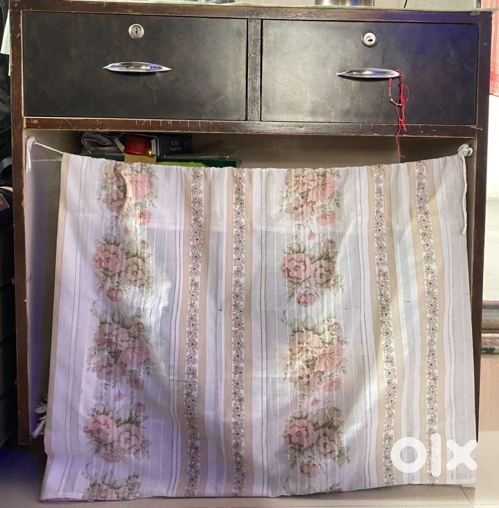 Wooden table with 2 lockdrawer