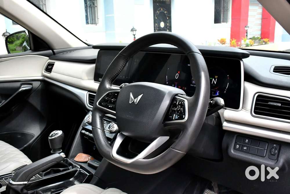 Mahindra Xuv700 2.0 Ax 7 Petrol Mt Str, 2022, Petrol