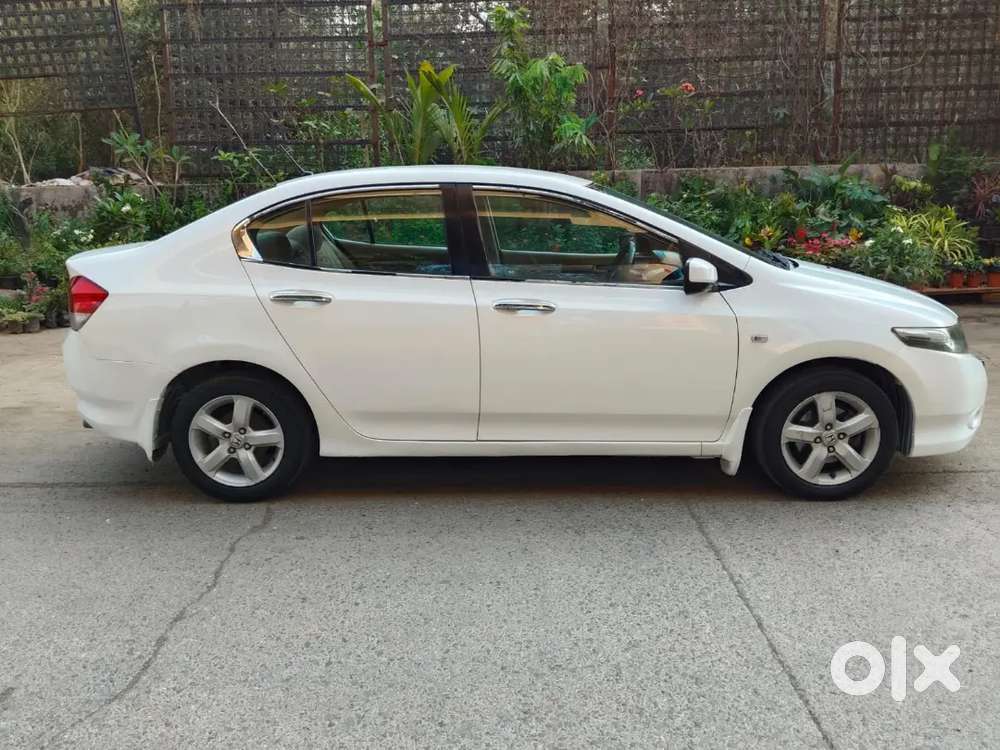 White Honda City Vmt