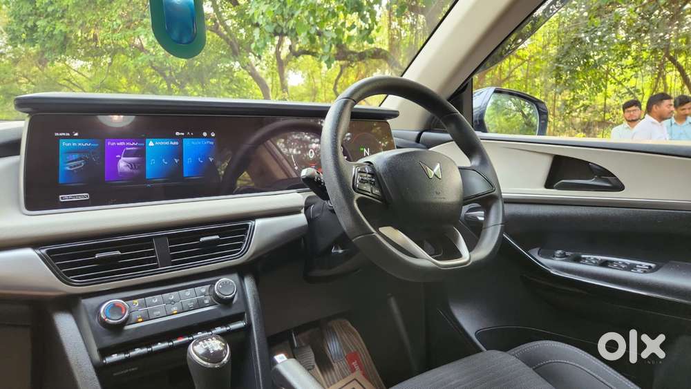 Mahindra Xuv700 2.0 Ax 5 Petrol Mt 7 Str, 2022, Petrol