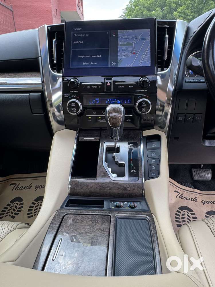 Toyota Vellfire 2.5 Executive Lounge, 2023, Cng & Hybrids