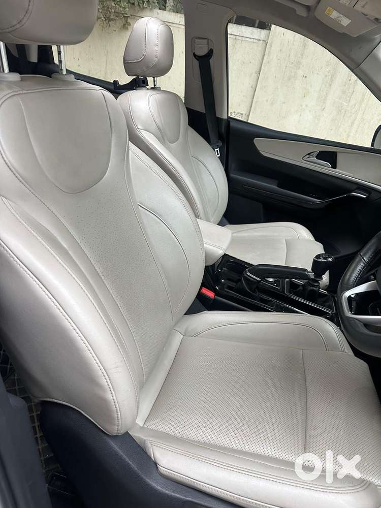 Mahindra Xuv700 2.0 Ax 7 Petrol Mt Str, 2022, Petrol