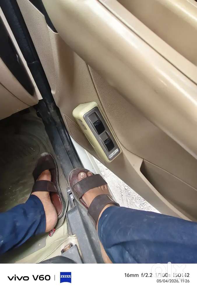 गाड़ी फर्स्ट ओनर मालिक है कोई प्रॉब्लम नहीं है