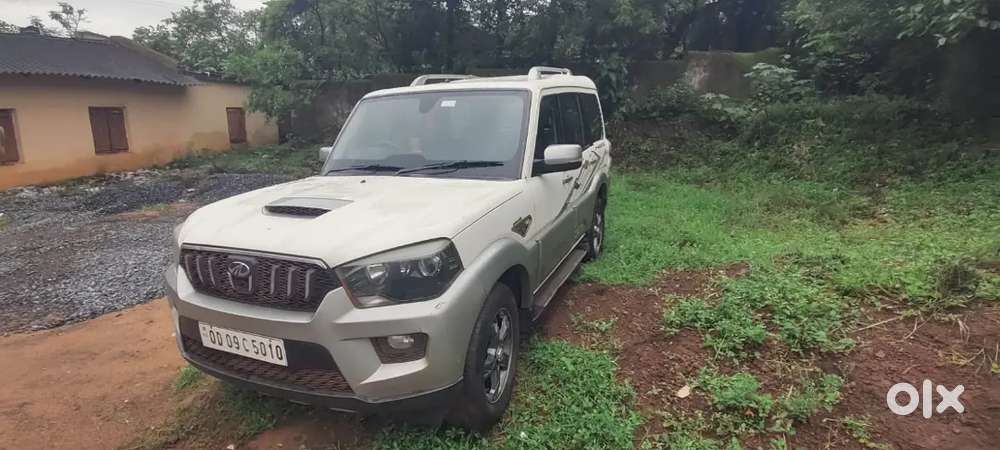 Mahindra Scorpio S10 2016