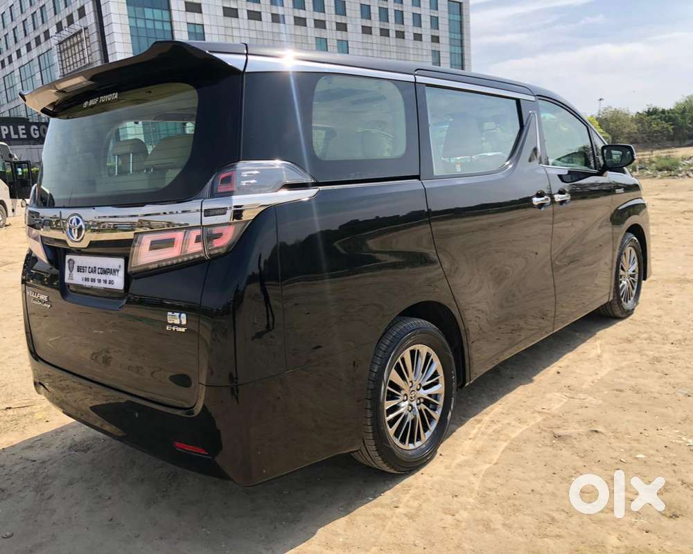 Toyota Vellfire 2.5 Executive Lounge, 2023, Cng & Hybrids