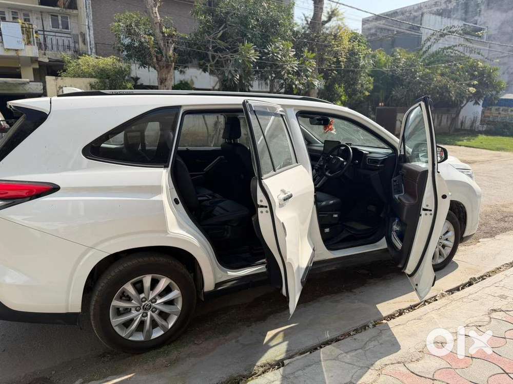Toyota Innova Hycross 2025