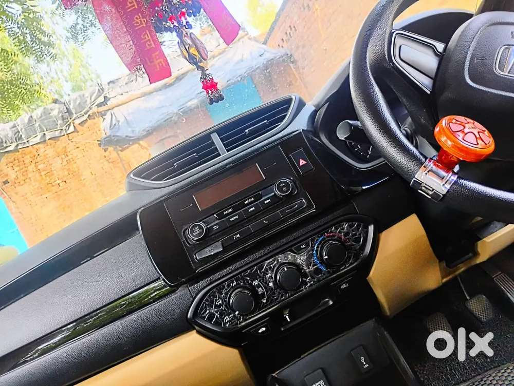 Car Chalane Wala Koi Nhi Hai. Isiliy Sell Kr Rahe Hai