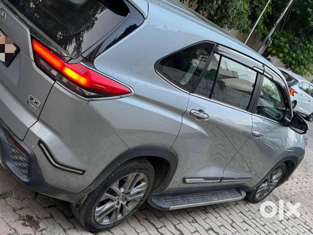 Toyota Innova Crysta 2.8 Zx At 7 Seater, 2025