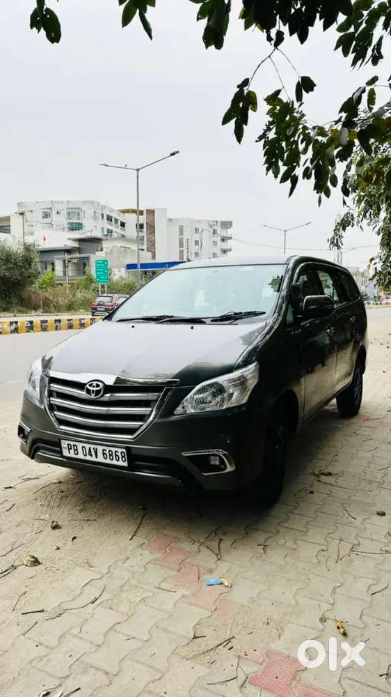 Toyota Innova Crysta 2011 Diesel 92000 Km Driven