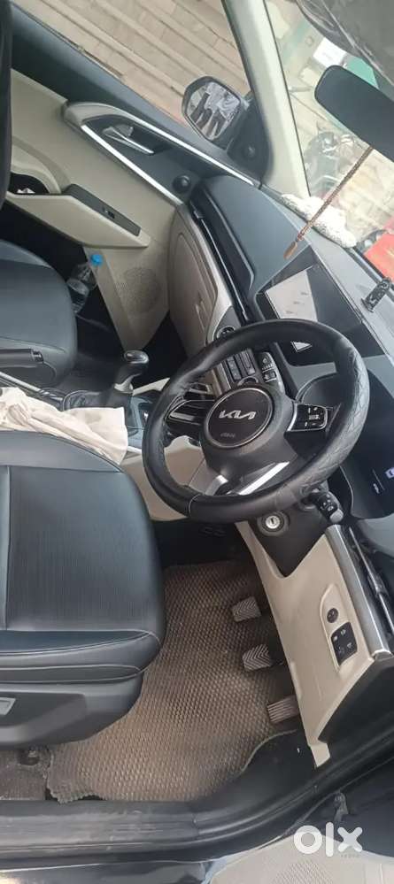 Kia Carens 2024 Petrol Well Maintained