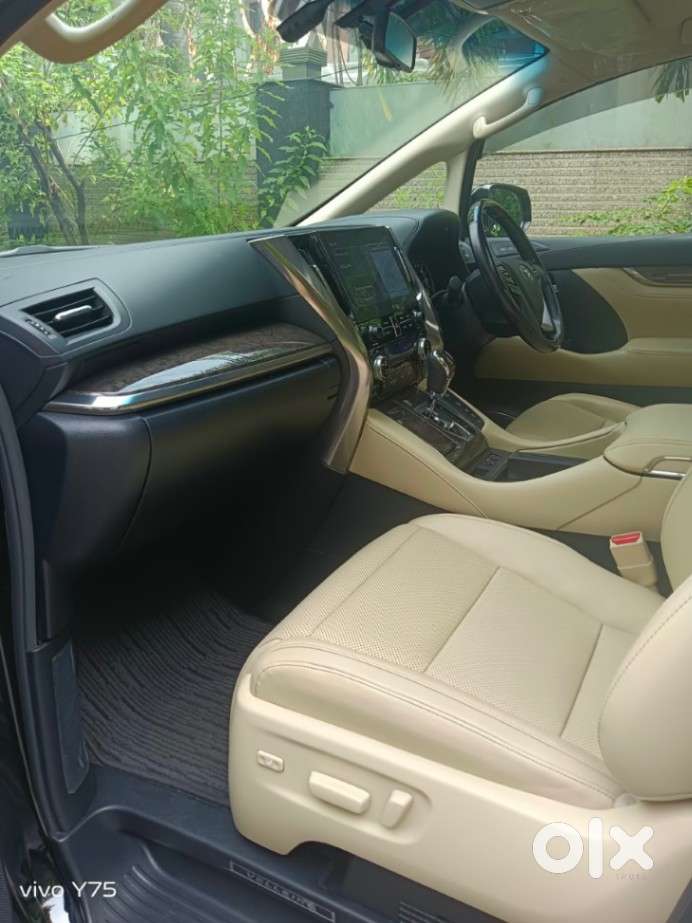 Toyota Vellfire 2.5 Executive Lounge, 2021, Cng & Hybrids