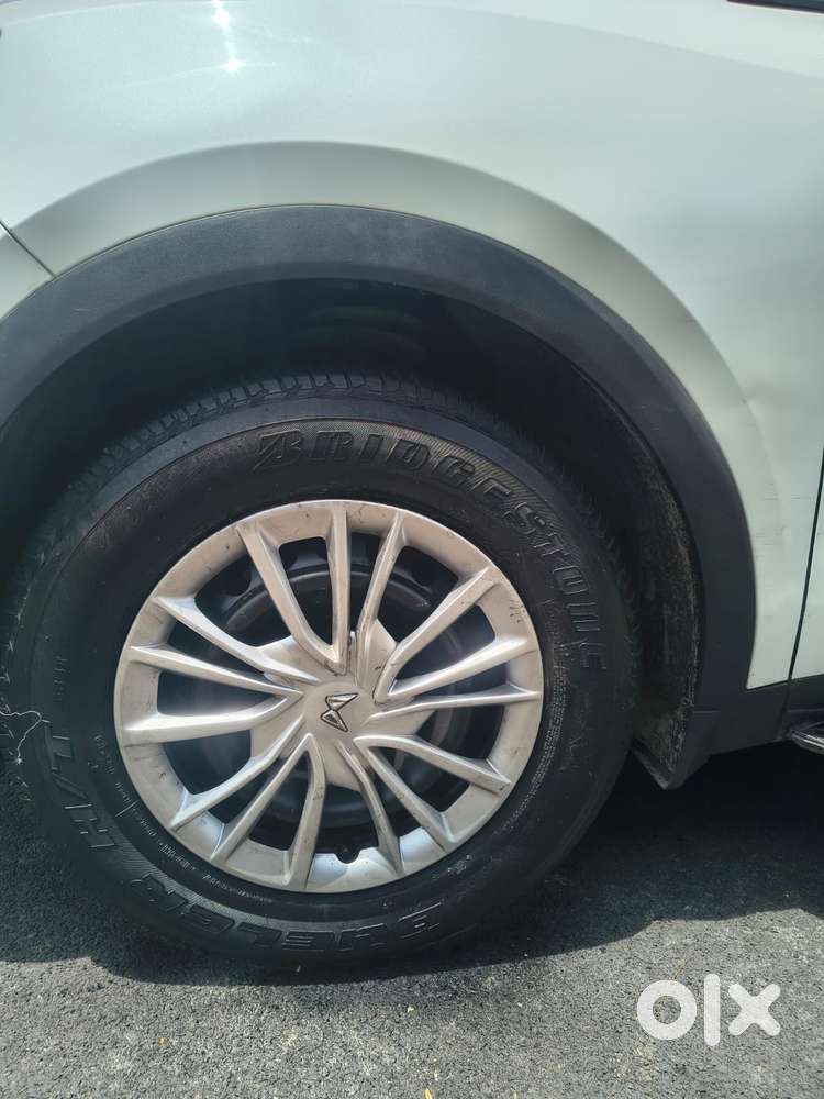 Mahindra Xuv700 Mx Petrol Mt 5 Str (e), 2022, Diesel