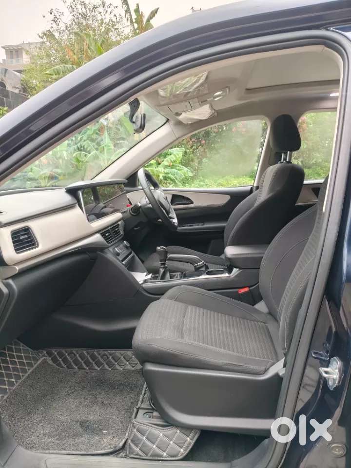 Mahindra Xuv700 2.0 Ax 5 Petrol Mt 7 Str, 2021, Petrol