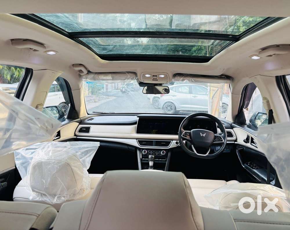Mahindra Xuv700 2.0 Ax 7 Petrol At Str, 2022, Petrol