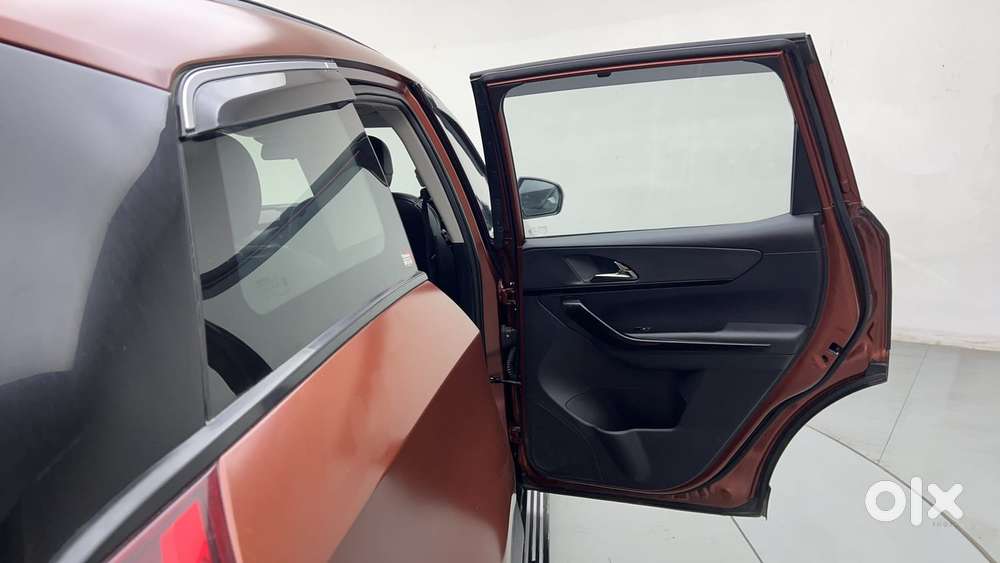 Mahindra Xuv700 2.0 Ax 7 Petrol At Luxury Pack Str, 2024, Petrol