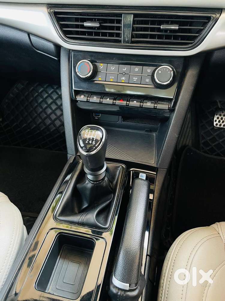 Mahindra Xuv700 2.0 Ax 5 Petrol Mt 7 Str, 2022, Petrol