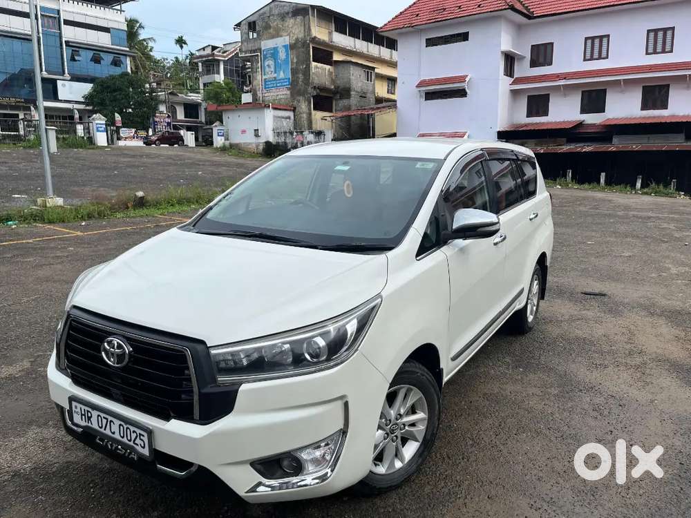 Innova Crysta 2016 V Well Maintained