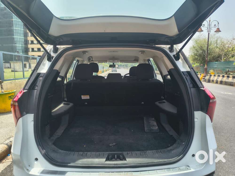 Mahindra Xuv700 Mx Petrol Mt 5 Str (e), 2022, Diesel