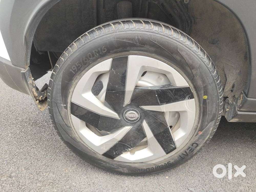 Nissan Magnite 1.0 Xv Premium, 2022, Petrol