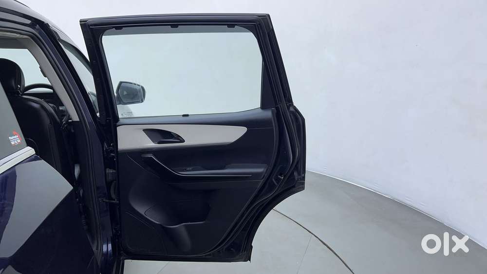 Mahindra Xuv700 2.0 Ax 5 Petrol Mt Str, 2022, Petrol