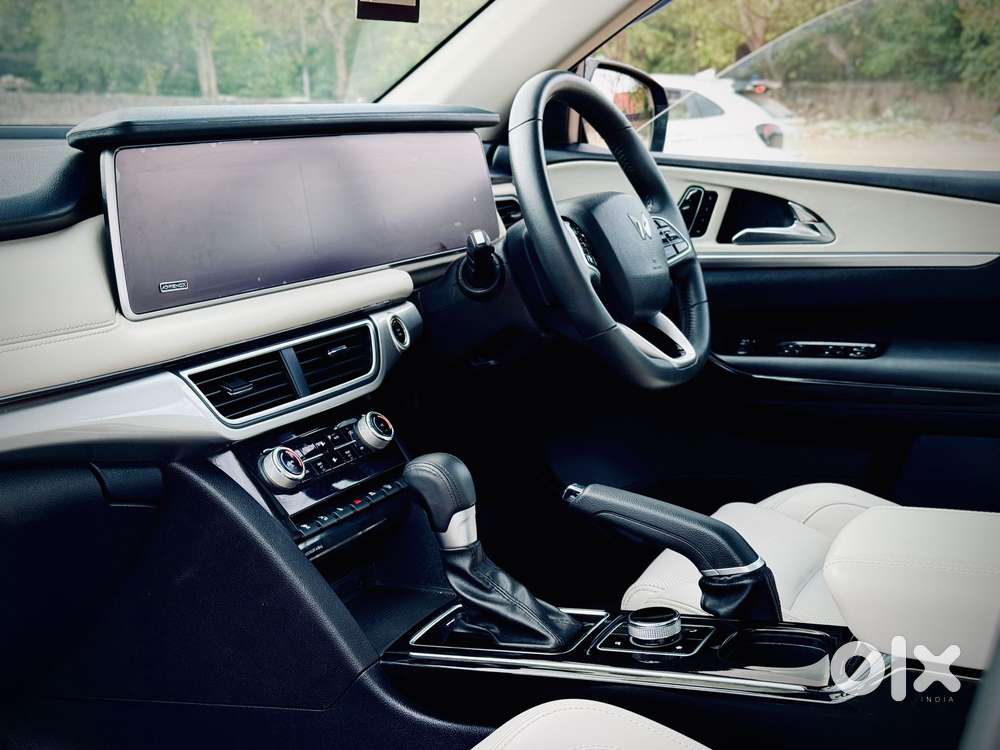 Mahindra Xuv700 2.0 Ax 7 Petrol At Str, 2024, Petrol