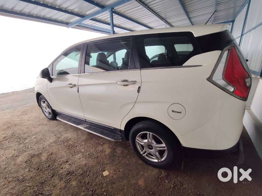 Mahindra Marazzo M6 2019 (pearl White)