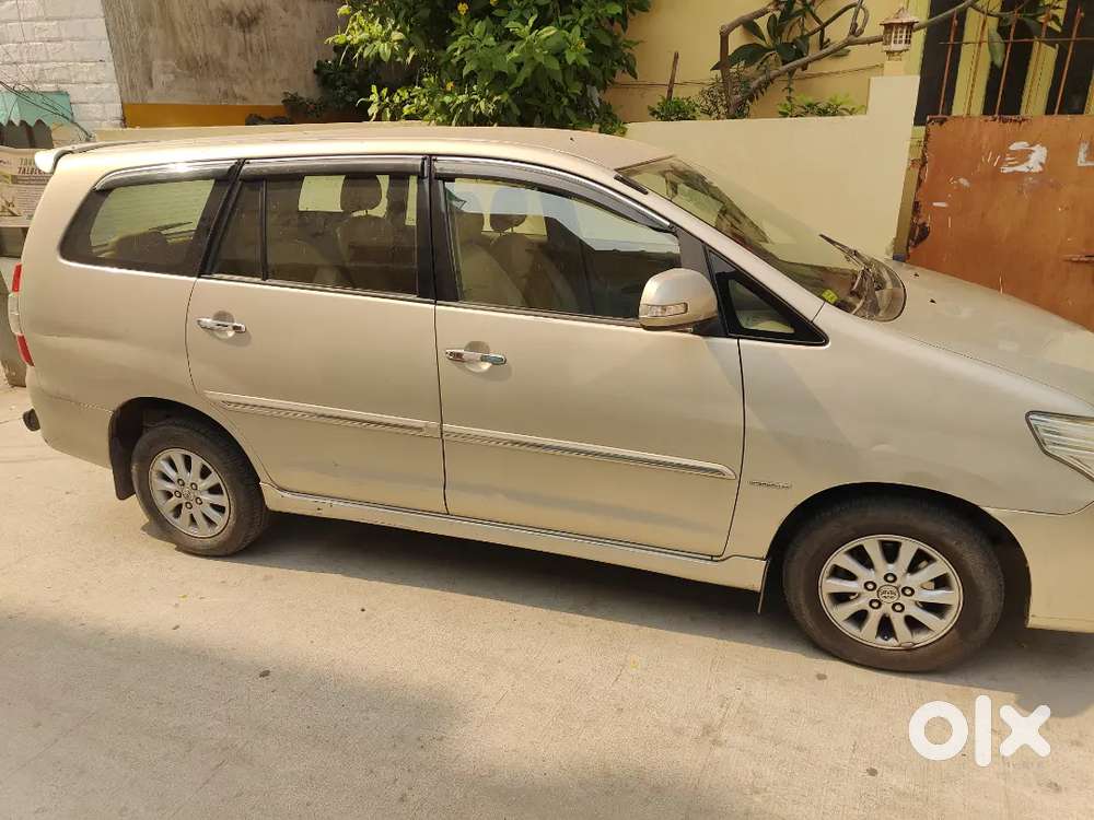 Toyota Innova 2.5v 7 Seater Gold Colour Complete Showroom Track