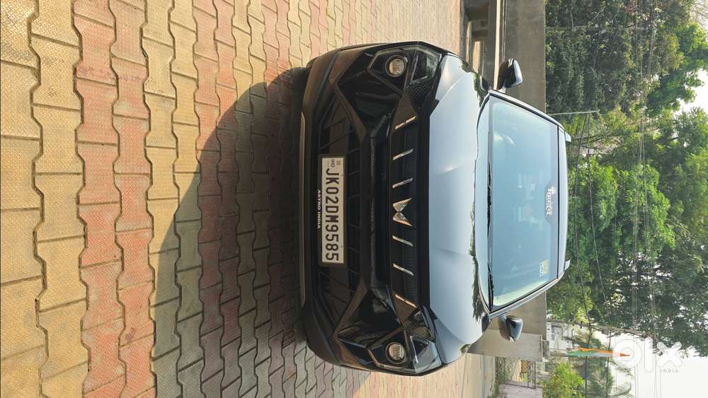 Mahindra Xuv 3xo Ax7 2nd Top Model 2024