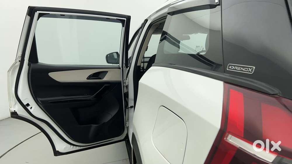 Mahindra Xuv700 2.0 Ax 5 Petrol Mt Str, 2022, Petrol