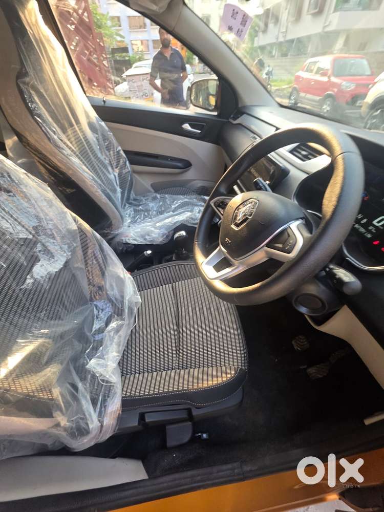 Renault Triber Rxz Easy-r Amt, 2026, Petrol