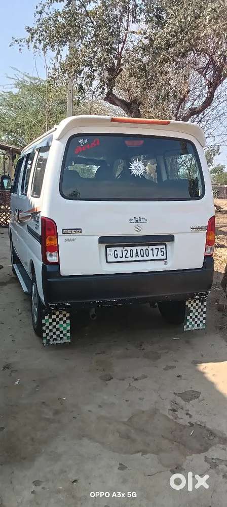 दो टायर नए दो टायर 50% है स्पेयर व्हील 70% Cng लगा हुआ है