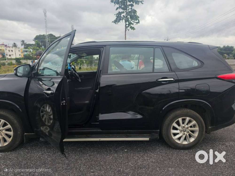 Toyota Innova Hycross 2025 Petrol 4199 Km Driven
