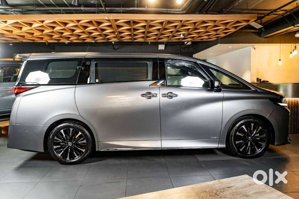 Toyota Vellfire 2.5 Executive Lounge, 2023, Petrol