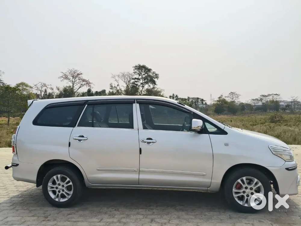 Innova G 8 Seater Diesel