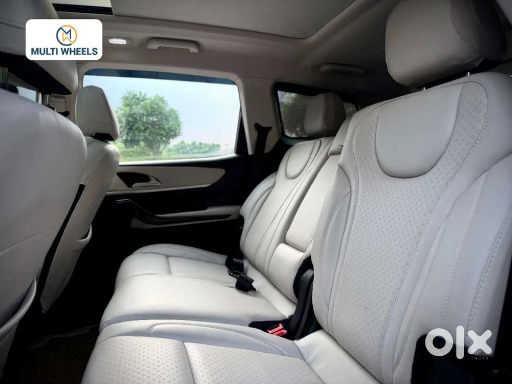 Mahindra Xuv700 2.0 Ax 5 Petrol Mt 7 Str, 2024, Petrol