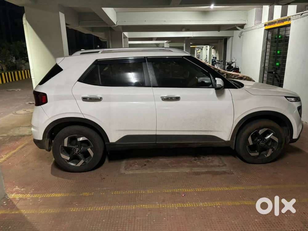 Diesel Venue  With Sunroof And Alloy Wheel