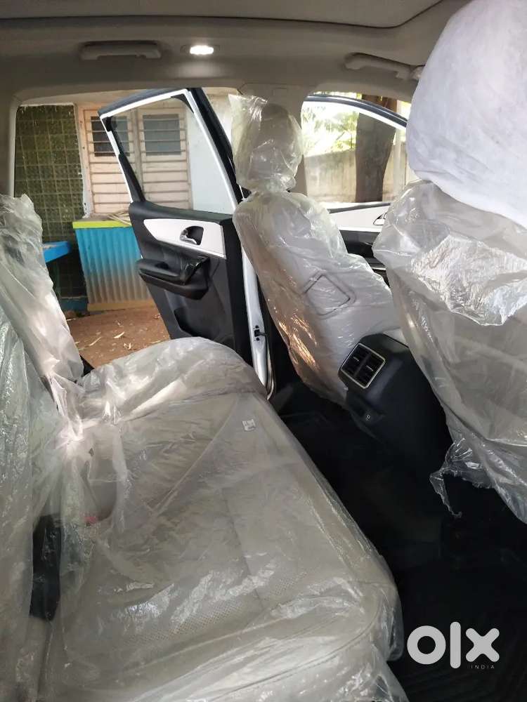 Mahindra Xuv 700 Ax7 2.0 Petrol Manual Variant Driven 10,000 Kms