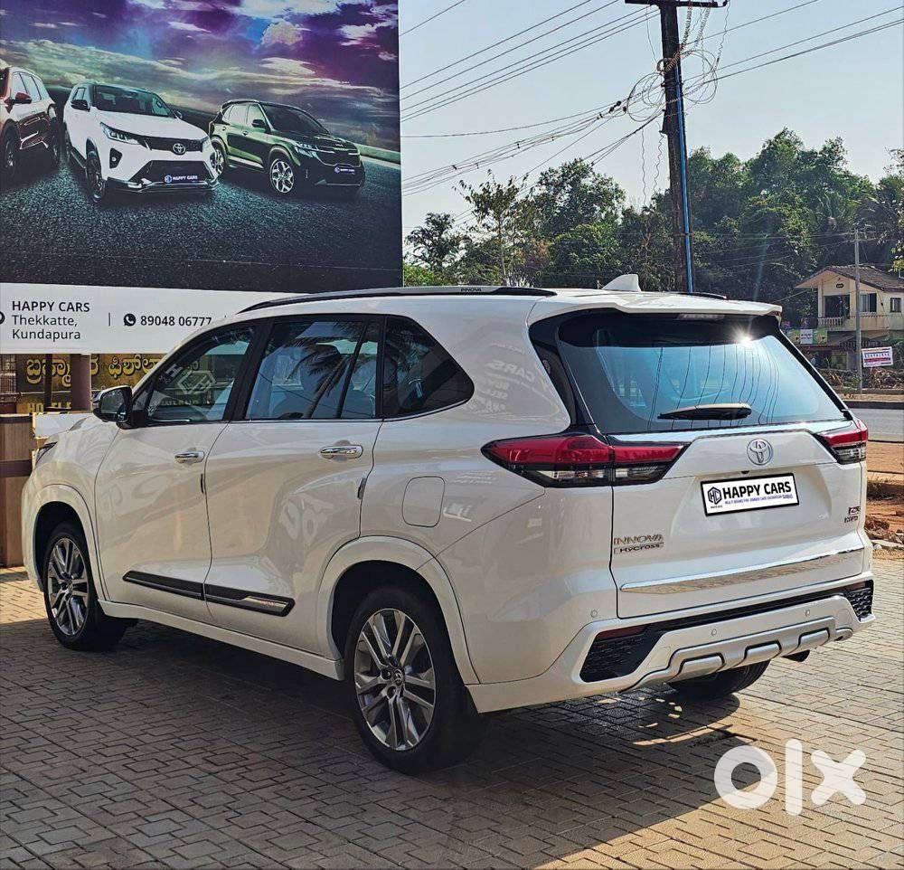 Toyota Innova Hycross