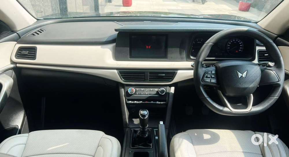 Mahindra Xuv700 2.0 Mx Petrol Mt 5 Str, 2023, Petrol