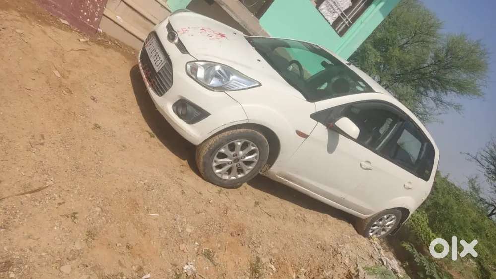 Ford Figo 1.2 Titanium Petrol 2013