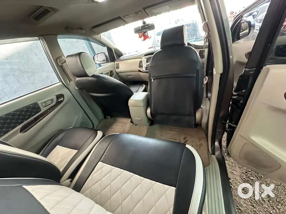 Innova (2012) 2.5 V 7 Seater