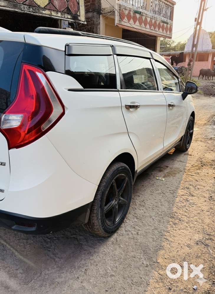 Mahindra Marazzo M2 8 Seater Diesel 2018